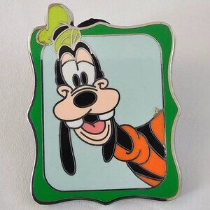 DISNEY Pin Trading ~ Mickey Mouse & Friends ~ Peeking Portrait ~ Goofy ~ 2014